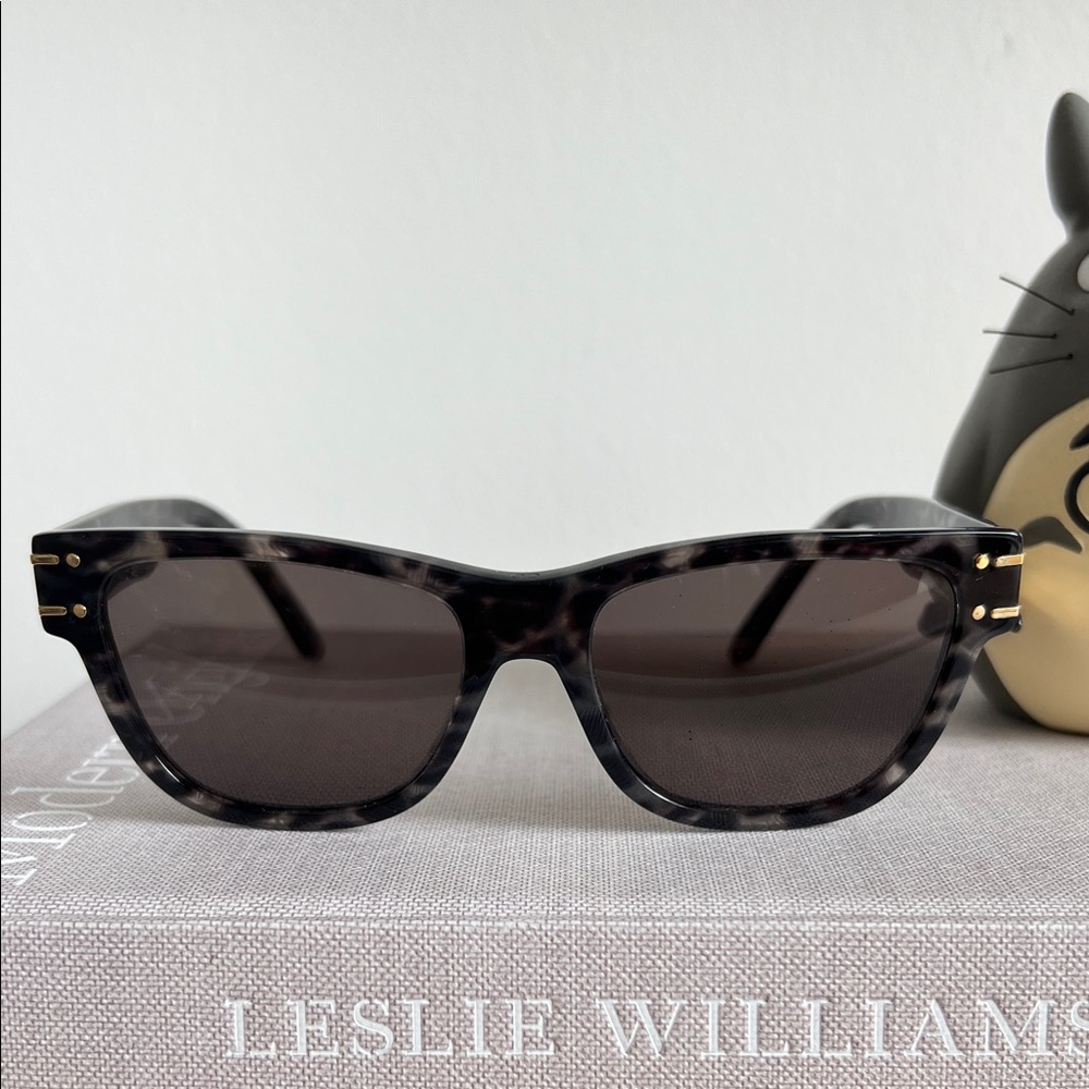 Stylish Tortoiseshell Sunglasses